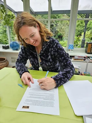 Nieuws mei monique tekent contract